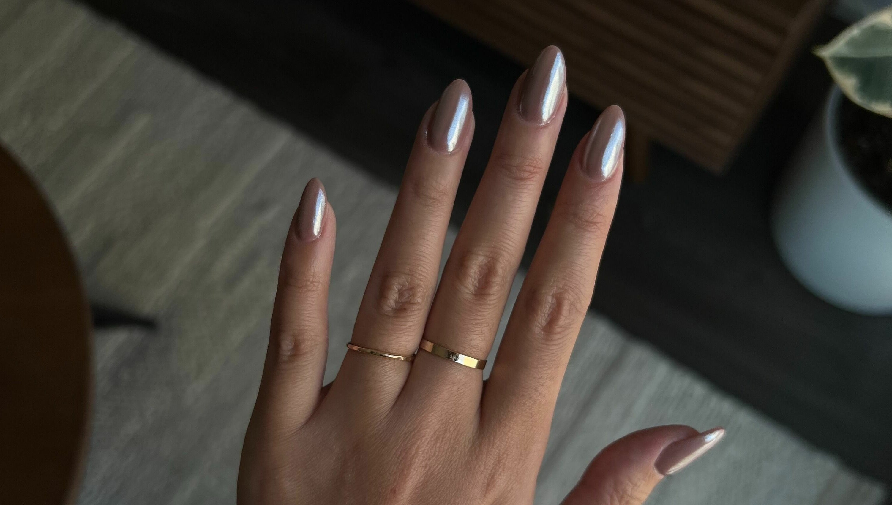 Elegant chrome nail finish